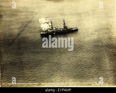 Questa immagine documenta i test di bombardamento aereo condotti sulla USS New Jersey (BB-16), una corazzata pre-dreadnought, durante gli anni '1920 I test facevano parte degli sforzi della Marina degli Stati Uniti per valutare le capacità di bombardamento contro grandi navi da guerra. Foto Stock