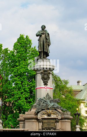 Monumento a Adam Mickiewicz, famoso poeta romantico polacco. Varsavia, Polonia. Foto Stock