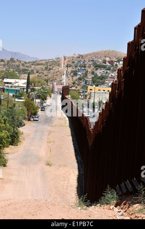 Una parete metallica, come si vede dalla Arizona, segna il confine internazionale tra Nogales, Arizona, Stati Uniti d'America e di Nogales, Sonora, Messico. Foto Stock