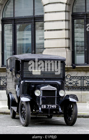 Liverpool, Merseyside Regno Unito 8 Giugno, 2014. 1928 EB 7749 Vintage Morris commerciali usati nelle riprese per BBC1 dramma - basato sulla storia di Chester Zoo di essere raccontata in una nuova BBC1 dramma familiare insieme all'aria il prossimo anno. Gli script sono scritti da Matt Charman e sarà diretto da Andy de Emmony che ha lavorato sul Bletchley cerchio . Il dramma, essendo girato in location in Liverpool e Walton Hall Park in Warrington da società di produzione Big Talk, coprirà lo zoo di primi anni. Foto Stock