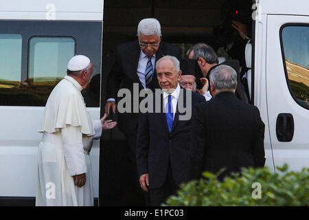 Città del Vaticano 08 giugno 2014 Incontro di preghiera scelti dal nostro Santo Padre Francesco ha invitato i Presidenti di Israele, Shimon Peres, e l'Autorità Palestinese Mahmoud Abbas Foto Stock