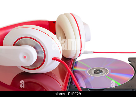 Il corso di lingua di apprendimento con i DVD compact disc nel computer portatile e bianco rosso cuffie su lucida superficie del notebook Foto Stock