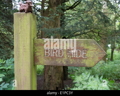 Cartello in legno post di un uccello Nascondi presso il North Yorkshire Moors National Park Centre Danby North Yorkshire Foto Stock