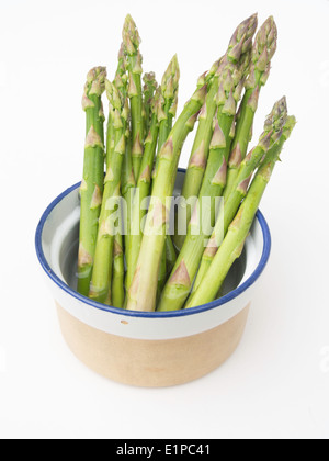Asparagi freschi suggerimenti pronti per la cottura mantenuto fresco in una tazza di acqua Foto Stock