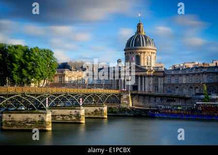 Vista serale oltre Acadamie Francaise, Pont des Arts e il Fiume Senna, Parigi Francia Foto Stock