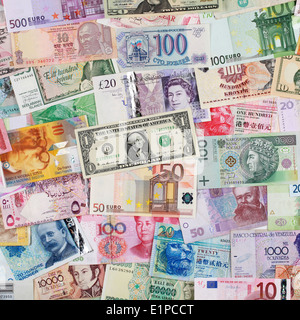 Banconote provenienti da tutto il mondo come l'euro, dollaro e sterlina formando uno sfondo Foto Stock