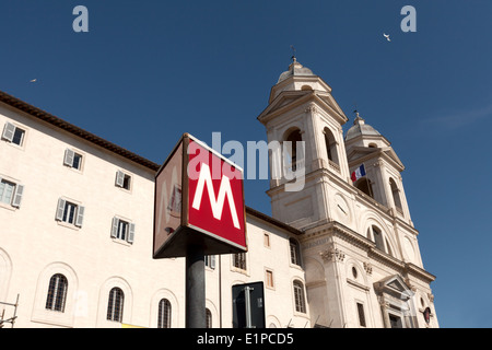 Roma Metro rail simbolo metropolitana presso la scalinata di Piazza di Spagna, Roma Italia Europa Foto Stock