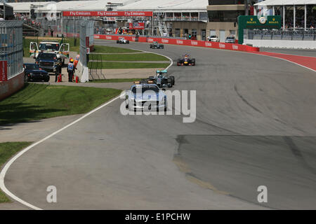 Montreal, Quebec, Canada. Il giorno 08 Giugno, 2014. Nico Rosberg della Mercedes AMG Petronas conduce la gara inizia nel suo F1 W05 con Lewis Hamilton nella sporcizia Credito: Azione Sport Plus/Alamy Live News Foto Stock