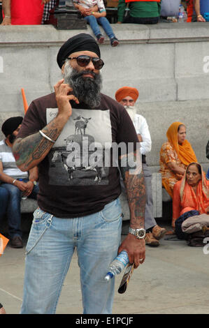 Londra, UK, 8 giugno 2014, sikh si sono riuniti in piazza Trafalgare per ricordare il 1984 massacro nel Tempio d'Oro India Foto Stock