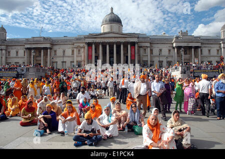 Londra, UK, 8 giugno 2014, sikh si sono riuniti in piazza Trafalgare per ricordare il 1984 massacro nel Tempio d'Oro India Foto Stock