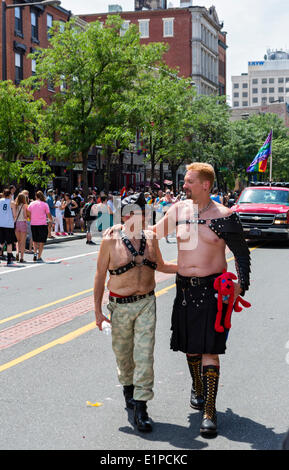 Due uomini gay camminando per strada del mercato nel centro di Philadelphia, PA at 2014 PrideDay domenica 8 giugno - Philadelphia annuali di LGBT Pride Parade e Festival Foto Stock