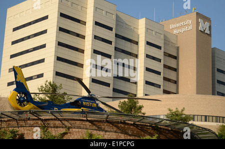 ANN Arbor, MI - 3 giugno: Sopravvivenza elicottero volo siede alla sua elisuperficie presso l'Università del Michigan ospedale il 3 giugno 2014 Foto Stock