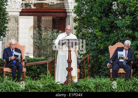 Città del Vaticano 08 giugno 2014 Incontro di preghiera scelti dal nostro Santo Padre Francesco ha invitato i Presidenti di Israele, Shimon Peres, e l'Autorità Palestinese Mahmoud Abbas Foto Stock