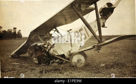 Durante la prima guerra mondiale, un aereo Nieuport 23 pilotato dal capitano Thorpe si schiantò, lasciando il capitano gravemente ferito. Tragicamente, anche l'infermiera a bordo dell'aereo ha perso la vita. L'incidente si verificò tra il 1914 e il 1918, mettendo in evidenza la natura pericolosa dell'aviazione durante la grande Guerra. Foto Stock