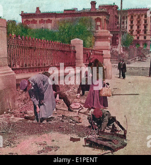 Ricerca di ninnoli di fronte una volta il magnifico palazzo Crocker, San Francisco terremoto, Aprile 1906 Foto Stock