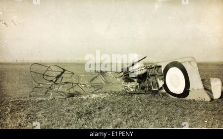 Una fotografia storica che mostra l'incidente di un aereo Nieuport pilotato dal cadetto Thomas durante la prima guerra mondiale. Il Nieuport era un biplano francese utilizzato in combattimento durante la grande Guerra. Foto Stock