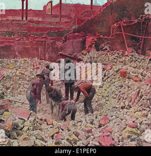 La ricerca senza fine per la mancante nel terremoto e fuoco devastò le rovine di San Francisco, California, Aprile 1906 Foto Stock