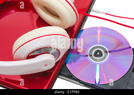 Computer portatile con DVD compact disc e red cuffie bianche isolato Foto Stock