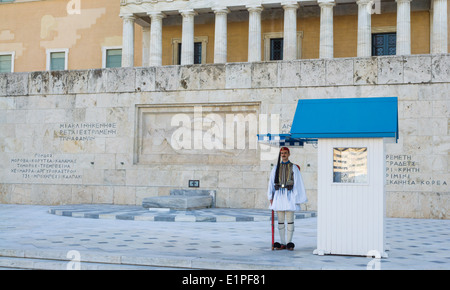 Un Evzone al suo posto a Parliment edificio su Piazza Syntagma ad Atene, in Grecia. Foto Stock