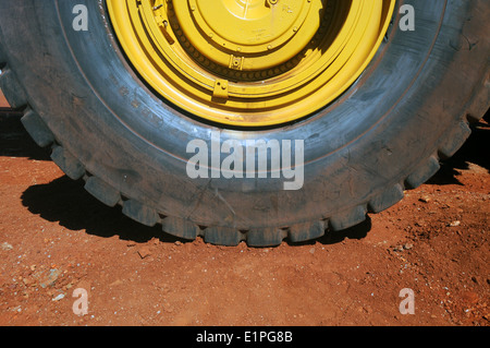 Ruota e pneumatico di enorme haulpak carrello minerario su rosso il minerale di ferro-contenente terra, regione Pilbara, Western Australia. N. PR Foto Stock