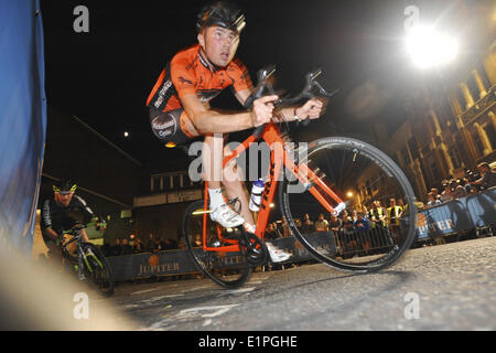 Londra, Regno Unito. 07Th Giugno, 2014. Piloti sul Schwalbe Elite Uomo Criterium Bike Race duro in curva nella parte posteriore diritta durante la Jupiter London Nocturne manifestazione ciclistica. La gara è stata vinta da Tobyn Horton (Madison Genesi) con il tempo di 44min13sec. Credito: Michael Preston/Alamy Live News Foto Stock