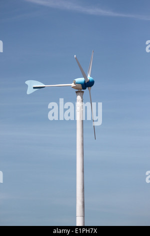 Le turbine eoliche in esecuzione sul cielo blu sullo sfondo. Foto Stock