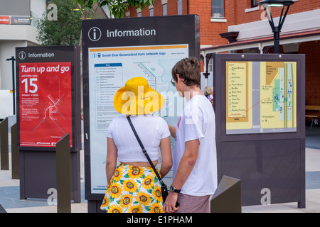 Brisbane Australia,South Brisbane Station,Queensland Rail City Network,treno,TransLink,Brisbane Convention & Center,donna donna donna donna donna donna,uomo uomo maschio,co Foto Stock