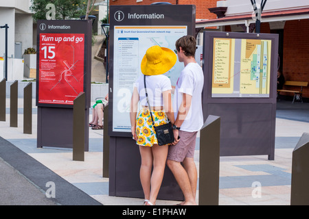 Brisbane Australia,South Brisbane Station,Queensland Rail City Network,treno,TransLink,Brisbane Convention & Center,donna donna donna donna donna donna,uomo uomo maschio,co Foto Stock