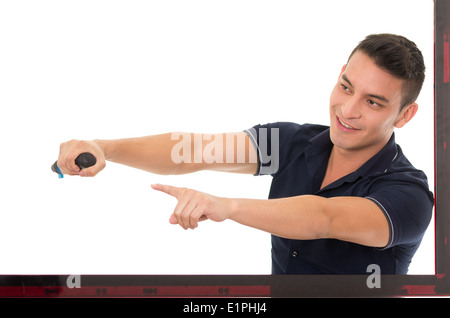 Uomo in posa come guida di puntamento per auto Foto Stock