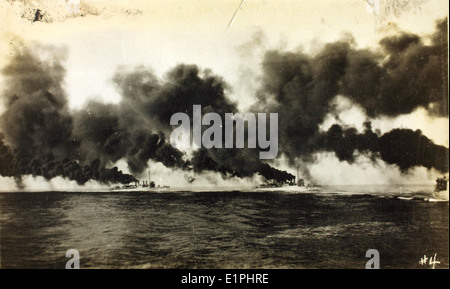 Questa fotografia raffigura una nave navale della prima guerra mondiale che utilizza una cortina fumogena, una tecnica tattica per oscurare i movimenti delle forze nemiche durante il combattimento. Le navi durante questo periodo utilizzavano spesso tali metodi per proteggersi dagli attacchi aerei e di superficie. Foto Stock
