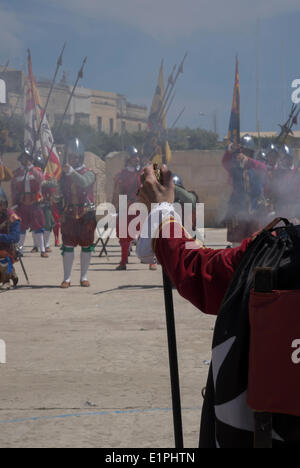 Birgu, Valletta, Malta. Il giorno 08 Giugno, 2014. St John's Cavalier in Birgu vicino a La Valletta, Malta domenica 8 giugno 2014. Reenactors ritrarre una cerimonia medievale. Questo mostra la guarnigione della fortezza dei Cavalieri di San Giovanni che viene ispezionata dal Grand ufficiale giudiziario dell'ordine. Credito: Chris Poole/Alamy Live News Foto Stock