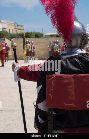 Birgu, Valletta, Malta. Il giorno 08 Giugno, 2014. St John's Cavalier in Birgu vicino a La Valletta, Malta domenica 8 giugno 2014. Reenactors ritrarre una cerimonia medievale. Questo mostra la guarnigione della fortezza dei Cavalieri di San Giovanni che viene ispezionata dal Grand ufficiale giudiziario dell'ordine. Credito: Chris Poole/Alamy Live News Foto Stock