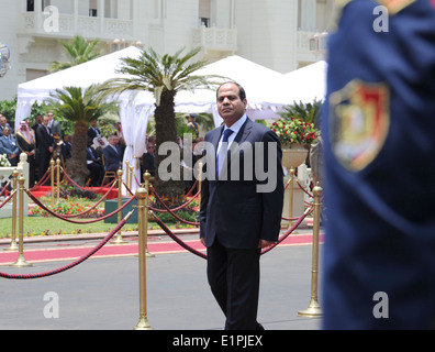 L'Egitto è di nuovo presidente Abdel Fatah El Sissy recensioni l'onore delle protezioni durante le cerimonie di inaugurazione presso il President Palace Foto Stock