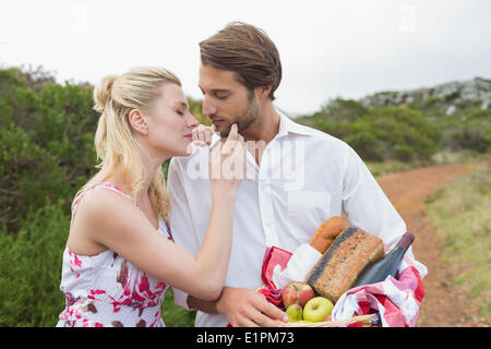 Carino coppia andando per un picnic in procinto di kiss Foto Stock