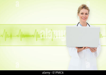 Immagine composita del biondo medico utilizzando laptop Foto Stock