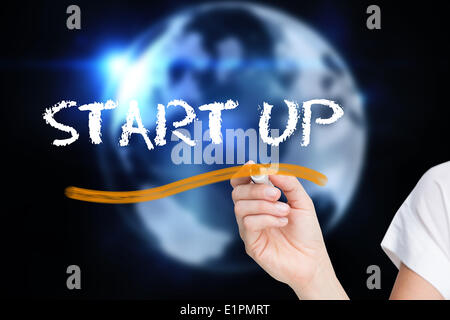 Imprenditrice a scrivere la parola start up Foto Stock