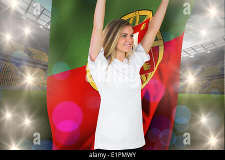 Immagine composita di pretty appassionato di calcio in bianco il tifo holding bandiera del Portogallo Foto Stock