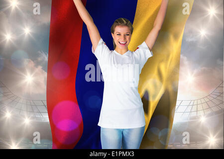 Immagine composita di pretty appassionato di calcio in bianco il tifo tenendo la Colombia bandiera Foto Stock