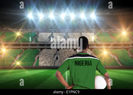 Immagine composita della Nigeria football giocatore in possesso palla Foto Stock