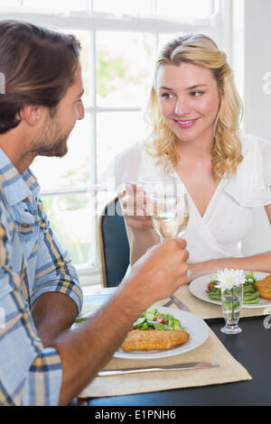 Carino Coppia sorridente avente un pasto insieme Foto Stock