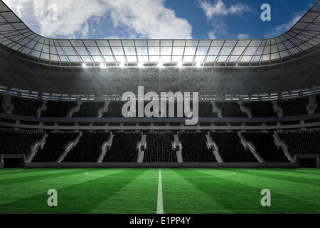 Grande stadio di calcio con supporti vuoti Foto Stock