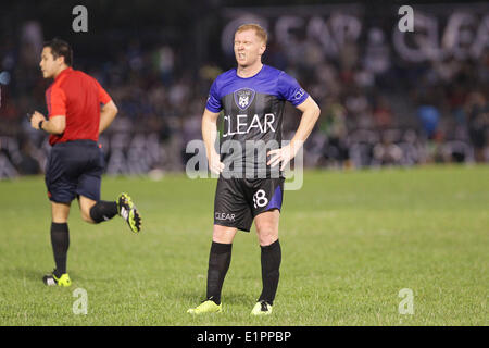 Manila, Filippine. Il 7 giugno, 2014. Makati, Filippine - Ex Manchester United giocatore reagisce dopo manca un calcio di punizione durante una mostra gioco contro amatuer locale e i giocatori professionisti in Makati, ad est di Manila il 7 giugno 2014. © Mark Cristino/NurPhoto/ZUMAPRESS.com/Alamy Live News Foto Stock