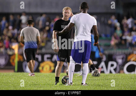 Manila, Filippine. Il 7 giugno, 2014. Makati, Filippine - Ex Manchester United giocatori Paul Scholes (L) e Andy Cole (R) chat prima di una mostra gioco contro amatuer locale e i giocatori professionisti in Makati, ad est di Manila il 7 giugno 2014. © Mark Cristino/NurPhoto/ZUMAPRESS.com/Alamy Live News Foto Stock