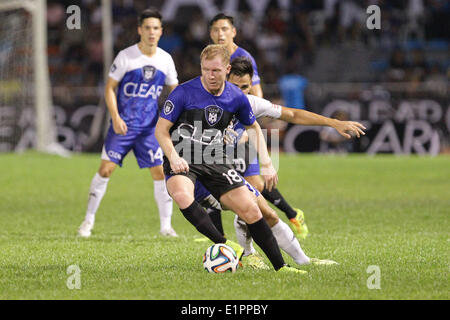 Manila, Filippine. Il 7 giugno, 2014. Makati, Filippine - Ex Manchester United player Paul Scholes controlla la sfera durante una mostra gioco contro amatuer locale e i giocatori professionisti in Makati, ad est di Manila il 7 giugno 2014. © Mark Cristino/NurPhoto/ZUMAPRESS.com/Alamy Live News Foto Stock