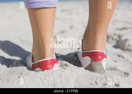 Sporty womans i piedi sulla sabbia Foto Stock