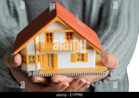 Mani che mostra un modello in miniatura home Foto Stock