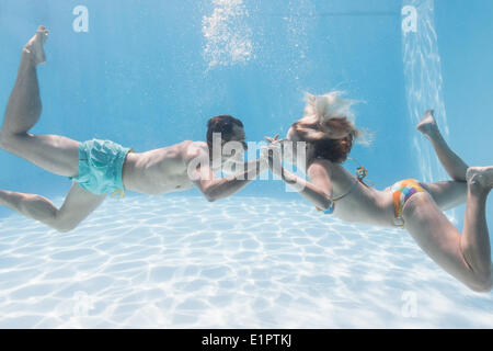 Carino coppia baciare sott'acqua in piscina Foto Stock