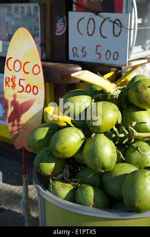 Mazzetto di fresco verde brasiliano coco verde noci di cocco impilati in un chiosco sulla spiaggia di Ipanema di Rio de Janeiro in Brasile Foto Stock