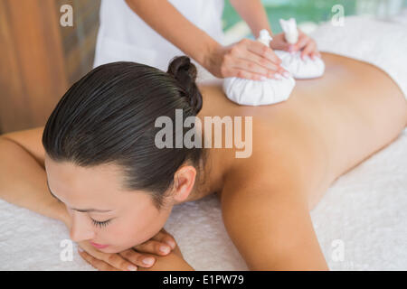 Contenuto brunette ottenendo un comprimere a base di erbe massaggi Foto Stock