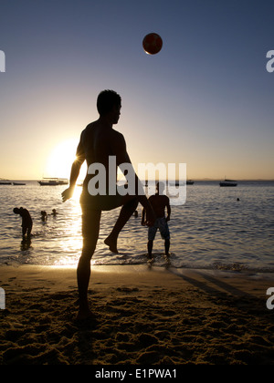 SALVADOR, Brasile - 13 ottobre 2013: i giovani brasiliani di giocare a calcio sulla spiaggia al tramonto sulla spiaggia di Porto da Barra Beach. Foto Stock